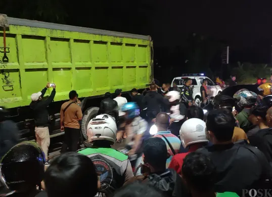 Ratusan warga saat menyaksikan proses evakuasi korban kecelakaan di Jalan Raya Taman Bunderan Mandala, Desa Kaduagung, Kecamatan Cibadak, Kabupaten Lebak. (Sumber: Poskota/Samsul Fatoni)