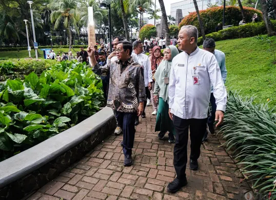Gubernur DKI Jakarta, Pramono Anung, meninjau langsung kesiapan Taman Ayodia di Kebayoran Baru, Jakarta Selatan, Jum'at, 11 April 2025. (Sumber: Poskota/Bilal Nugraha Ginanjar)