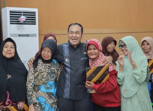 Walikota Cimahi, Ngatiyana (tengah), berfoto dengan ibu-ibu lansia usai kegiatan Pencanangan Cimahi Peduli Ibu, di Gedung A Aula Pemkot Cimahi, Jalan Demang Hardjakusumah, Jumat 11 April 2025. (Sumber: Diskominfo Kota Cimahi)
