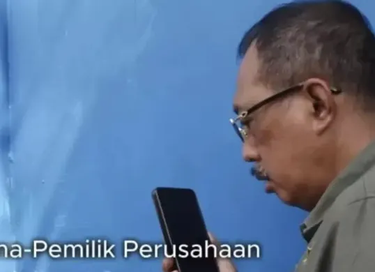 Wakil Wali Kota Surabaya, Armuji, melakukan inspeksi mendadak (sidak) ke CV Santoso Seal setelah menerima laporan dugaan penahanan ijazah karyawan. (Sumber: Youtube/@Cakj1)