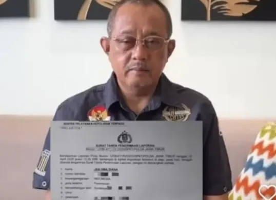Wakil Wali Kota Surabaya, Armuji, memberikan klarifikasi terkait sidaknya ke CV Sentosa Seal yang dituding menahan ijazah karyawan, viral di media sosial. (Sumber: X/@tanyarlfes)