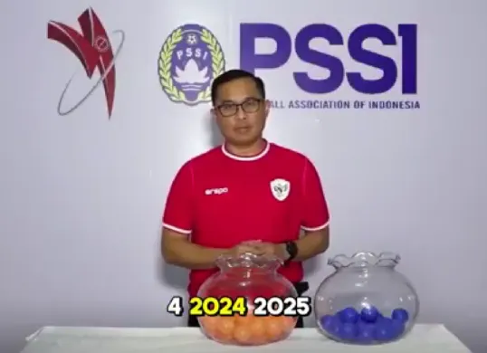 Tangkap layar dari video viral pengundian grup Liga 4 yang menimbulkan kritik karena bola undian dibuka di bawah meja, tidak terlihat oleh kamera. (Sumber: Dok/PSSI)