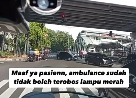 Ambulans kena tilang elektronik saat bawa pasien usai terobos lampu merah. (Sumber: TikTok/@christian.vvr_46)