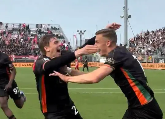 Ekspresi striker Venezia, Daniel Fila setelah mencetak gol ke gawang Monza pada pekan 32 Serie A Liga Italia 2024-25. (Sumber: Instagram @veneziafc)