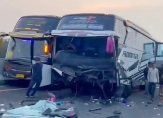 Potret bus suporter Persebaya, Bonek yang alami kecelakaan di Tol Pekalongan saat akan menyaksikan laga Persija vs Persebaya di Gelora Bung Karno (GBK). (Sumber: X/@MbahNdemin)