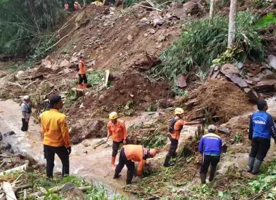 Tim SAR dan Potensi SAR tengan melakukan pencarian korban tertimbun material longsor di aliran Sungai Ciasem, Subang. (Sumber: Dok. Kantor SAR Bandung)