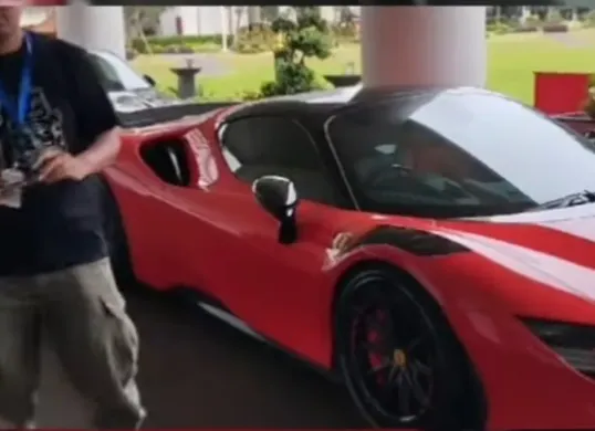 Kejagung sita mobil mewah seperti Ferrari dan GT-R terkait dugaan suap vonis lepas ekspor CPO. Serta uang tunai dengan total suap Rp60 miliar. (Sumber: Capture Video Instagram @delet_.id)