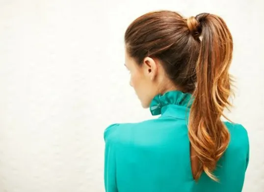 Temukan tips mengikat rambut yang benar agar rambut tetap sehat dan kuat. (Sumber: Pinterest/Refinery29 Australia)