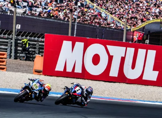Andrea Locatelli juara race 2 WSBK Belanda 2025, sementara Nicolo Bulega gagal finish. (Sumber: Instagram @worldsbk)