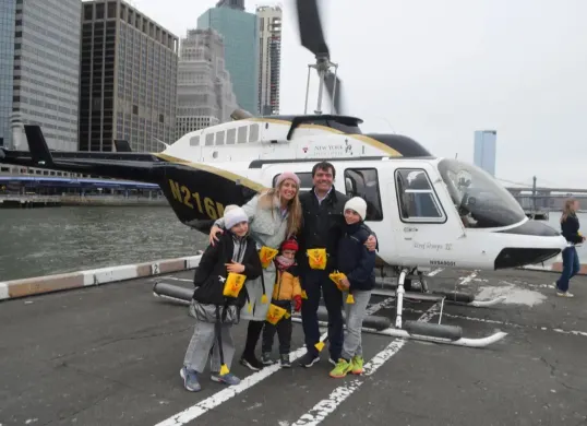 Potret bos Siemen, Agustin Escobar beserta keluarganya saat sebelum menaiki helikopter wisata. (Sumber: X/@redwave_press)