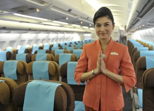 Rekrutmen awak kabin Garuda Indonesia kembali dibuka April 2025 untuk pria dan wanita, lulusan minimal Diploma. (Sumber: Pinterest)