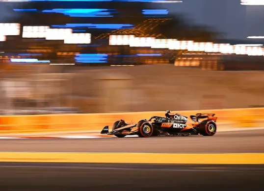 Oscar Piastri membawa McLaren menguasai F1 GP Bahrain 2025. (Sumber: Instagram @mclaren)