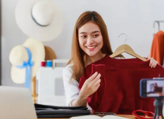 Ilustrasi lowongan pekerjaan TikTok Live Streamer. (Sumber: stekom.ac.id)