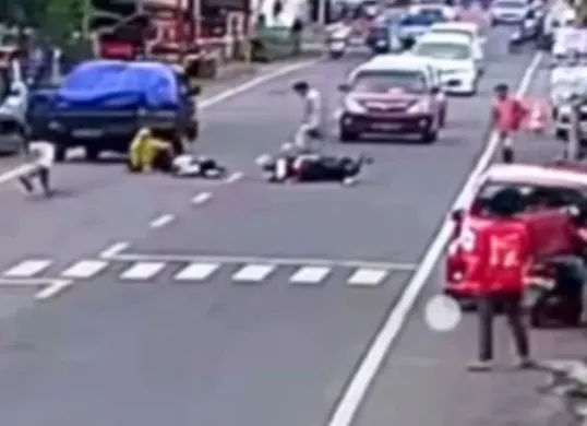 Kecelakaan pengendara motor ditabrak pejalan kaki di Sulawesi Selatan. (Sumber: Tangkap Layar Instagram/@funnelmedia)
