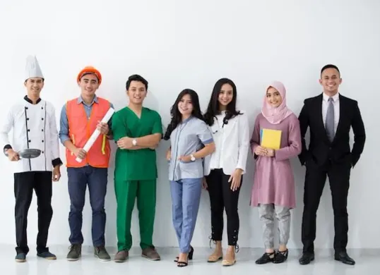 Profesi-profesi ini memiliki pengaruh luas dalam kehidupan sosial dan kerap kali menjadi pilihan utama dalam karier. (Sumber: Freepik)
