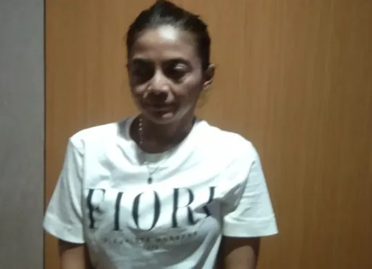 Mantan Artis kolosal sinetron 'Angling Dharma' populer era tahun 90-an, Sekar Arum Widara alias SAW, 41 tahun, tertunduk malu saat diamankan petugas security mall belanja menggunakan uang palsu. (Sumber: Polres Metro Jakarta Selatan)