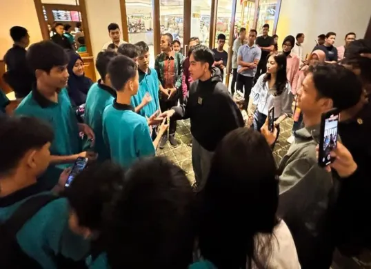 Momen Kebersamaan Gibran Rakabuming Raka di Bioskop Senayan City bersama anak dari panti sosial Jakarta. (Sumber: SetWapresRI)
