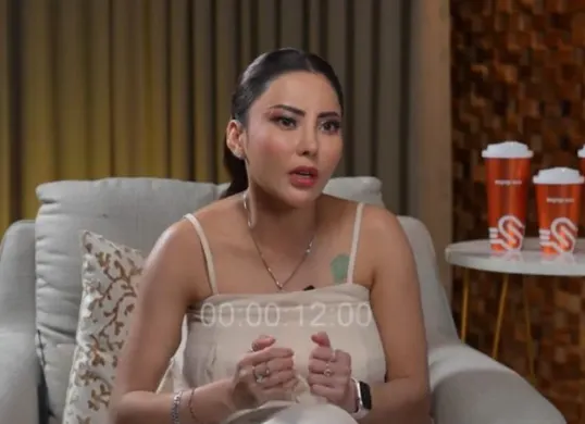 Ayu Aulia yang menjalani pemeriksaan sebagai saksi atas dugaan pecemaran nama baik yang melibatkan Ridwan Kamil dan Lisa Mariana. (Sumber: Tangkap layar YouTube/Richard Lee)