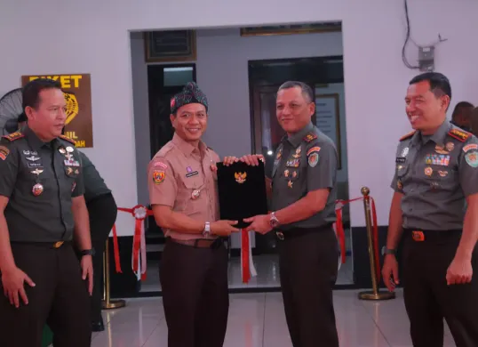 Bupati Bandung Dadang Supriatna berfoto bersama Pangdam III/Slw Mayjen TNI Dadang Arif Abdurahman usai meresmikan Markas Koramil 0624-17/Baleendah, Senin, 14 April 2025. (Sumber: Dok. Humas Pemkab Bandung)