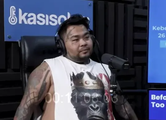 King Abdi saat menghadiri podcast bersama YouTuber Deryansha Azhary, mengungkap trauma akibat didepak dari bisnis restoran milik artis terkenal. (Sumber: YouTube/kasisolusi)