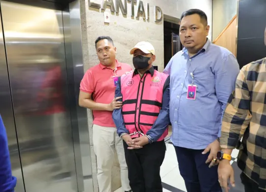 Hakim Pengadilan Negeri Jakarta Pusat Djuyamto (bermasker hitam dan bertopi warna krem) ditetapkan sebagai tersangka kasus suap putusan lepas (ontslag). (Sumber: Dok. Kejagung)