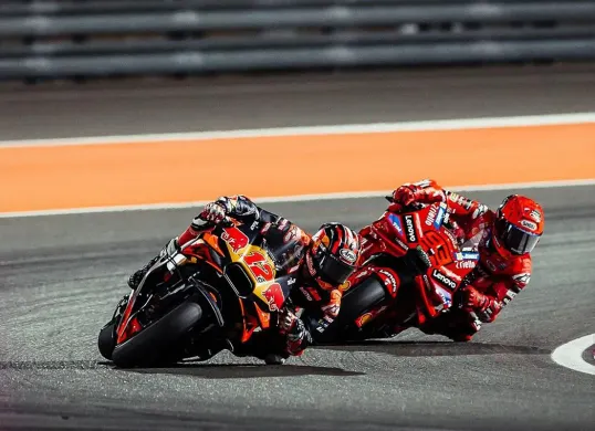 Maverick Vinales terkena penalti 16 detik di MotoGP Qatar 2025. (Sumber: Instagram @maverick12official)