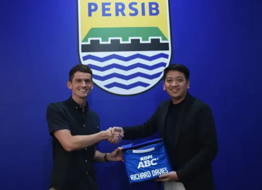 Potret delegasi FIFA Richard Davies (kiri) dan Deputy CEO Persib Bandung, Adhitia Herawan (kana) (Sumber: Persib)