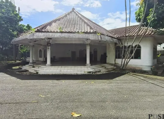 Kondisi rumah dinas Wakil Bupati Pandeglang terlihat kumuh dan rusak. (Sumber: Poskota/Samsul Fatoni)