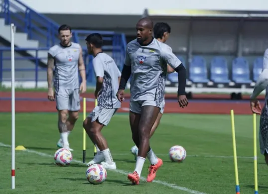 Strtiker Persib Bandung pengganti David da Silva kontra Bali United, Gervane Kastaneer sudah gabung latihan. (Sumber: persib.co.id)