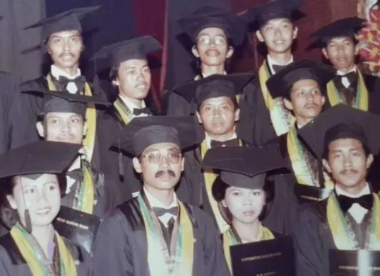 Foto wisuda Joko Widodo pada tahun 1985. (Sumber: ugm.ac.id)
