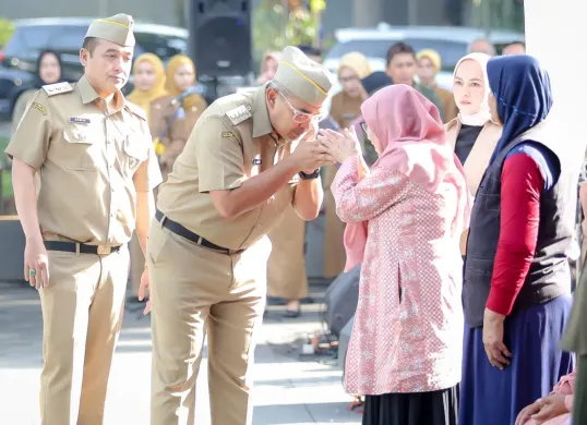 Wali Kota Bandung, Muhammad Farhan, memimpin peluncuran program Bandung Nyaah Ka Indung, Senin, 14 Maret 2025, sebagai upaya meningkatkan kesejahteraan lansia perempuan. (Sumber: Diskominfo Kota Bandung)