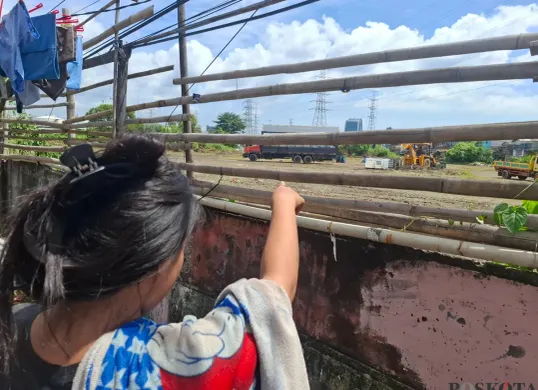 Lokasi tempat dugaan penyimpanan limbah cair dalam drum milik PT Elnusa Petrofin, di Kampung Tanah Merah, RW 09, Kelurahan Rawa Badak Selatan, Kecamatan Koja, Jakarta Utara. (Sumber: Poskota/Angga Pahlevi)