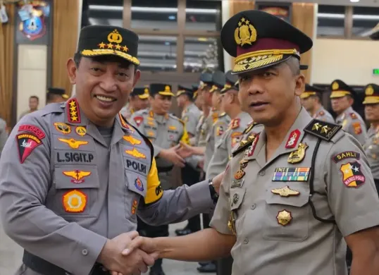 Kapolri Jenderal Listyo Sigit Prabowo melantik Irjen Rudi Setiawan menjadi Kapolda Jabar. (Sumber: Instagram Rudi Setiawan)