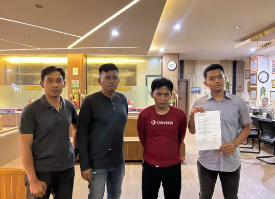 Petugas Polsek Ciputat Timur mengamankan seorang guru hadroh (kaos lengan panjang merah). (Sumber: Dok. Polsek Ciputat Timur)