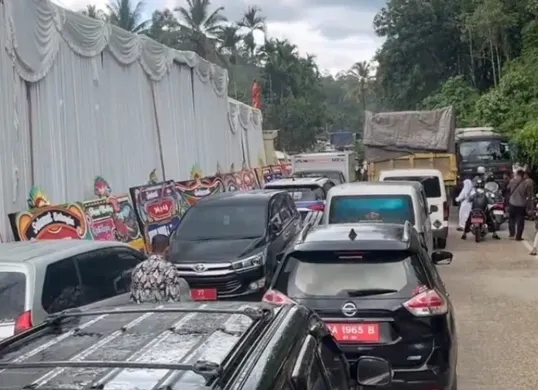 Viral pesta pernikahan anak gubernur Sumbar bikin jalan lintas Sumatera macet. (Sumber: Tangkapan layar)