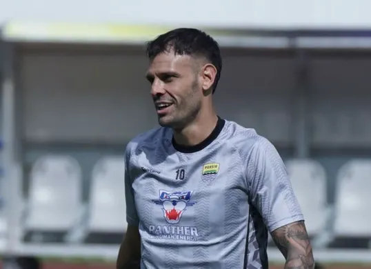 Tyronne del Pino absen melawan Bali United, Persib siapkan 3 pemain pengganti. (Sumber: persib.co.id)