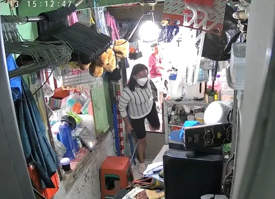 Rekaman CCTV aksi pencurian yang dilakukan oleh salah satu tersangka di toko perabotan di Jalan Tomang Utara Satu, Tomang, Grogol Petamburan, Jakarta Barat, Minggu, 13 April 2025. (Sumber: Dok. Polda Metro Jaya)