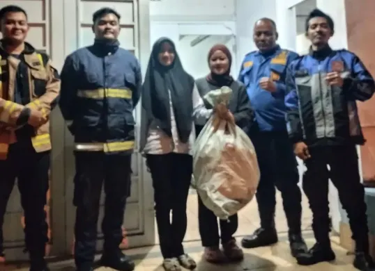Damkar Garut berhasil mengevakuasi 3 sarang tawon di pemukiman warga hanya dalam satu malam, Rabu, 16 April 2025. (Sumber: Instagram/damkargarut113)