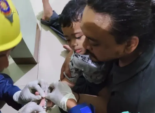 Proses evakuasi Damkar Depok terhadap cincin yang tersangkut pada jari balita di Depok. (Sumber: Instagram/damkardepok)