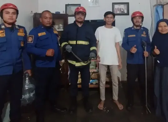 Damkar Garut berhasil mengevakuasi ular yang berkeliaran di rumah warga. (Sumber: Instagram/damkargarut113)