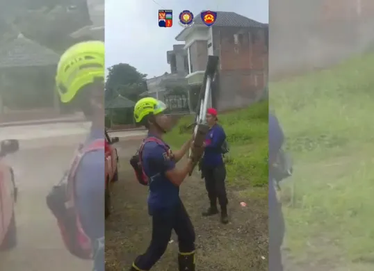 Petugas Damkar Kota Bogor melakukan evakuasi terhadap burung lepas setelah mendapatkan laporan dari warga, Rabu 16 April 2025. (Sumber: Instagram/damkarkotabogor_official)