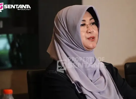 Dokter Tifa mempertanyakan siapa sebenarnya dosen pembimbing skripsi Jokowi. (Sumber: YouTube/Sentana TV)