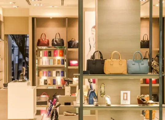 Fakta fenomena produk luxury brand yang dibuat di China. (Sumber: Canva)