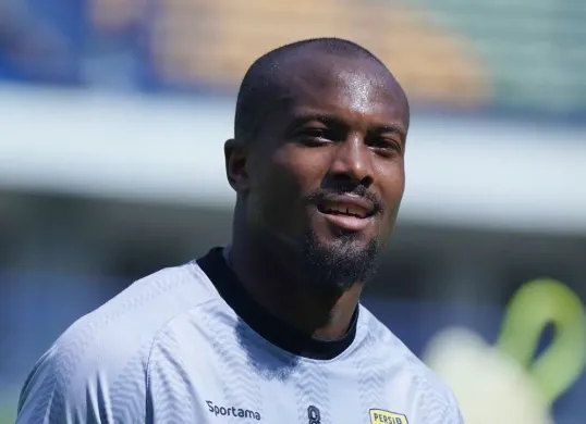 Persib Bandung lepas Gervane Kastaneer setelah performa mengecewakan. Baca alasan keputusannya dan siapa calon penggantinya di Liga 1 2025/2026. (Sumber: Persib)