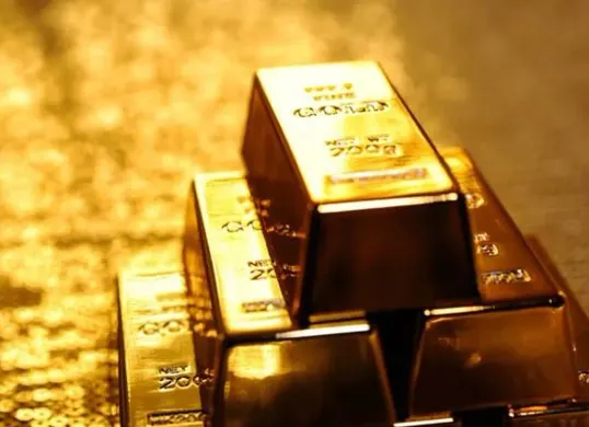 Harga emas dunia menunjukkan tren kenaikan yang signifikan sepanjang tahun 2025, dengan berbagai analis memperkirakan potensi mencapai USD 4.000 per troy ounce. (Sumber: Pinterest)