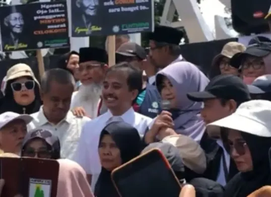 Dokter Tifa melakukan orasi untuk menuntut keabsahan ijazah Jokowi. (Sumber: YouTube/DRTF Channel)