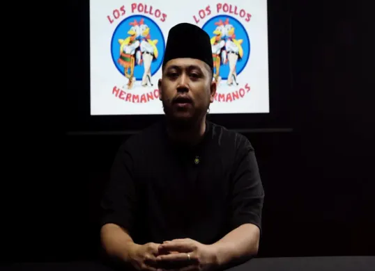 Tretan Muslim memberikan klarifikasi terhadap viral-nya kasus resep Bebek Carok dan King Abdi yang didepak olehnya. (Sumber: Tangkapan Layar Youtube/Tretan Universe)