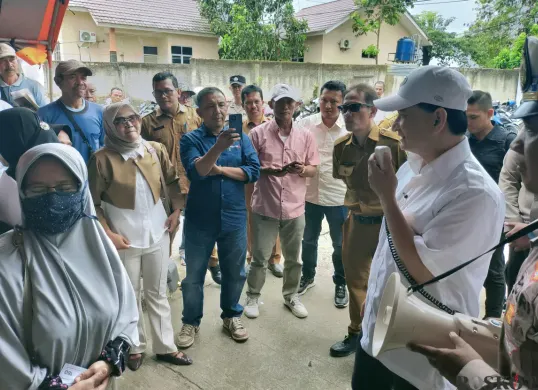 Wakil Gubernur Banten, A Dimyati Natakusumah saat meninjau kegiatan pemutihan pajak kendaraan di Samsat Rangkasbitung, Lebak. (Sumber: Poskota/Samsul Fatoni)