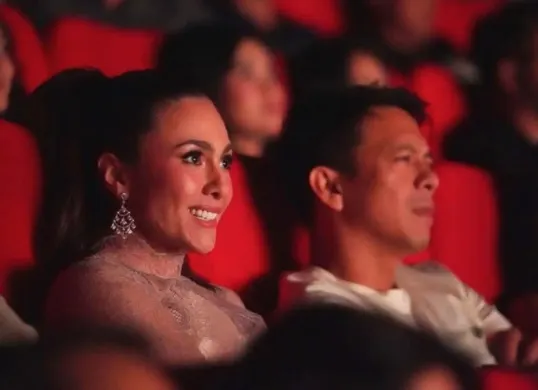 Ariel Noah dan Wulan Guritno keciduk netizen nonton film bareng. (Sumber: media sosial X)
