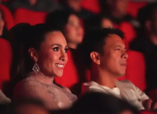 Wulan Guritno (kiri) dan Ariel Noah (kanan) yang terlihat saat menonton film di bioskop. (Sumber: X/@GiginSp2183222)
